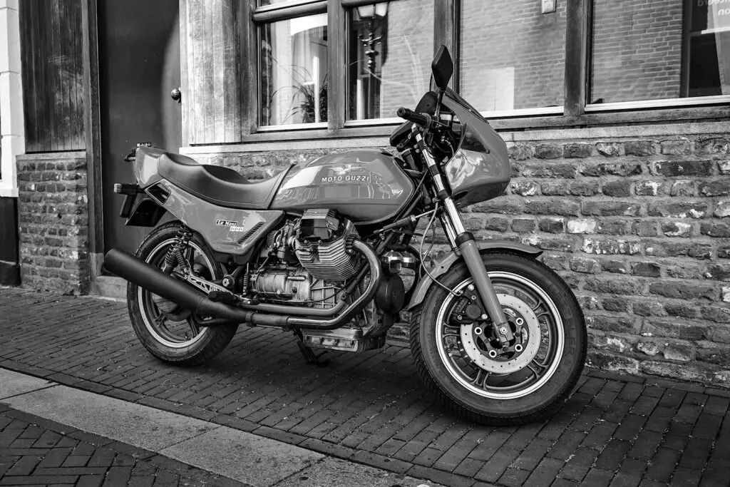 Ein älteres Motorrad, eine 1.000er Moto Guzzi LeMans