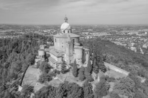 Luftaufnahme des Heiligtums der Madonna di San Luca in Bologna Italien