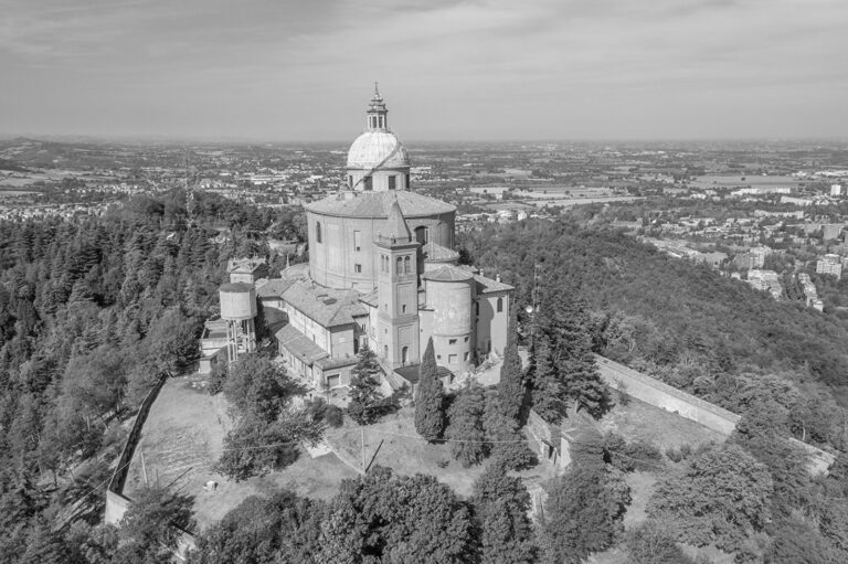 Luftaufnahme des Heiligtums der Madonna di San Luca in Bologna Italien