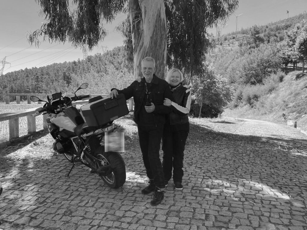 Tourguide von MOTO e GUSTO mit Sozia und einerr BMW R 1250 GS auf einer Motorradreise durch Portugal