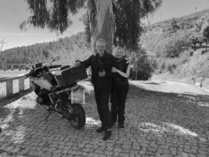 Tourguide von MOTO e GUSTO mit Sozia und einerr BMW R 1250 GS auf einer Motorradreise durch Portugal