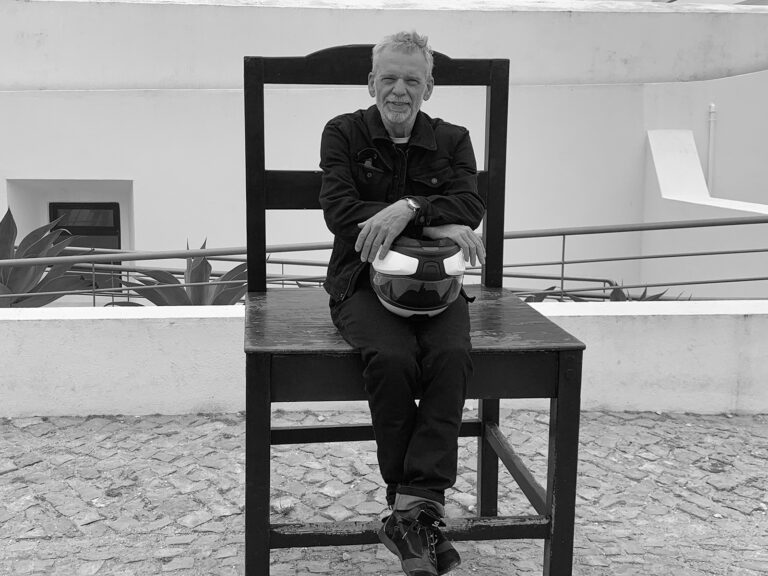 Unser Gründer und Tourguide Raimund am Capo Sao Vicente in Portugal während einer MOTO e Gusto geführten Motorradtour und Motorradreise