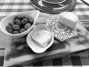 Portugiesische Spezialitäten, frischer Schafskäse und Oliven