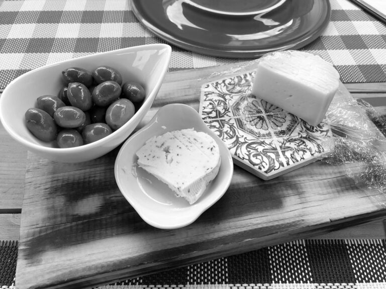 Portugiesische Spezialitäten, frischer Schafskäse und Oliven
