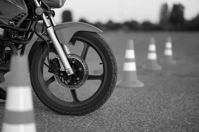 Motorrad und Kegel auf Motordrom in der Motorradschule